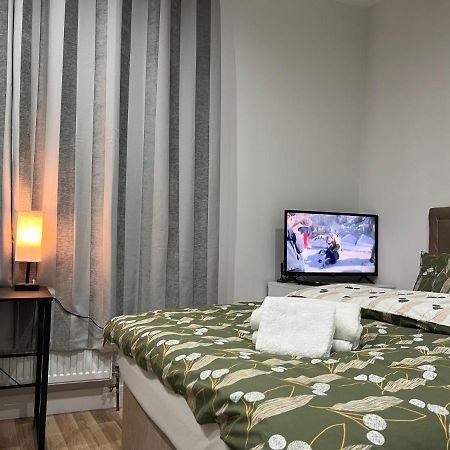 Mia Residence - Entire Studio Apartment - City View - London - Next To Ealing Broadway Station Экстерьер фото