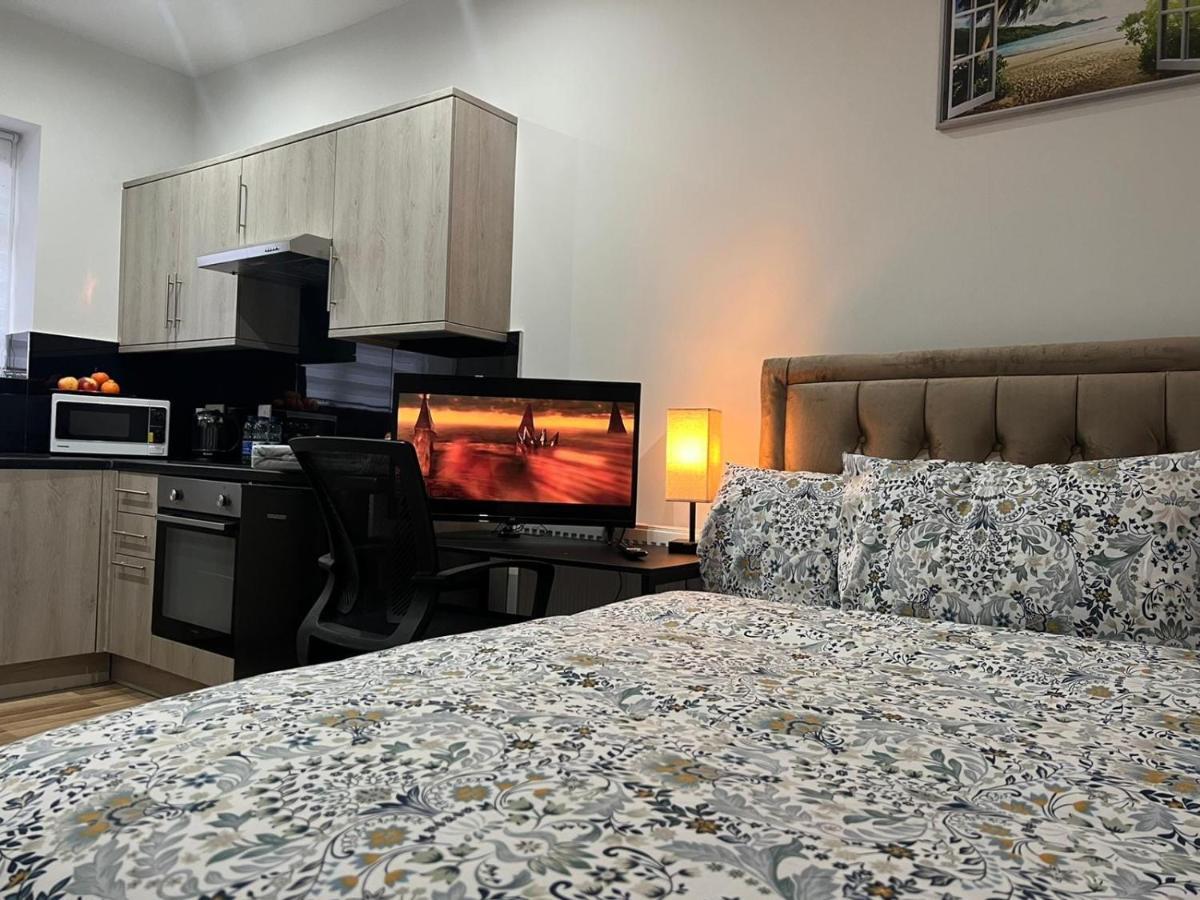 Mia Residence - Entire Studio Apartment - City View - London - Next To Ealing Broadway Station Экстерьер фото