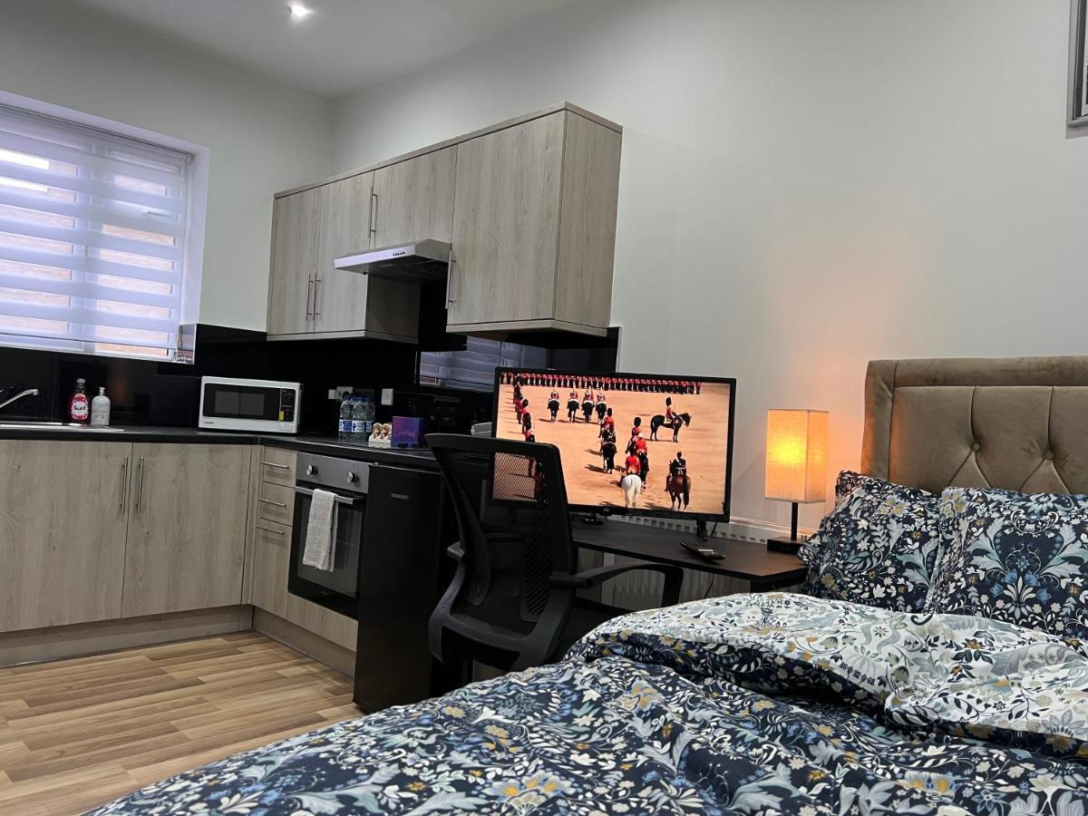 Mia Residence - Entire Studio Apartment - City View - London - Next To Ealing Broadway Station Экстерьер фото