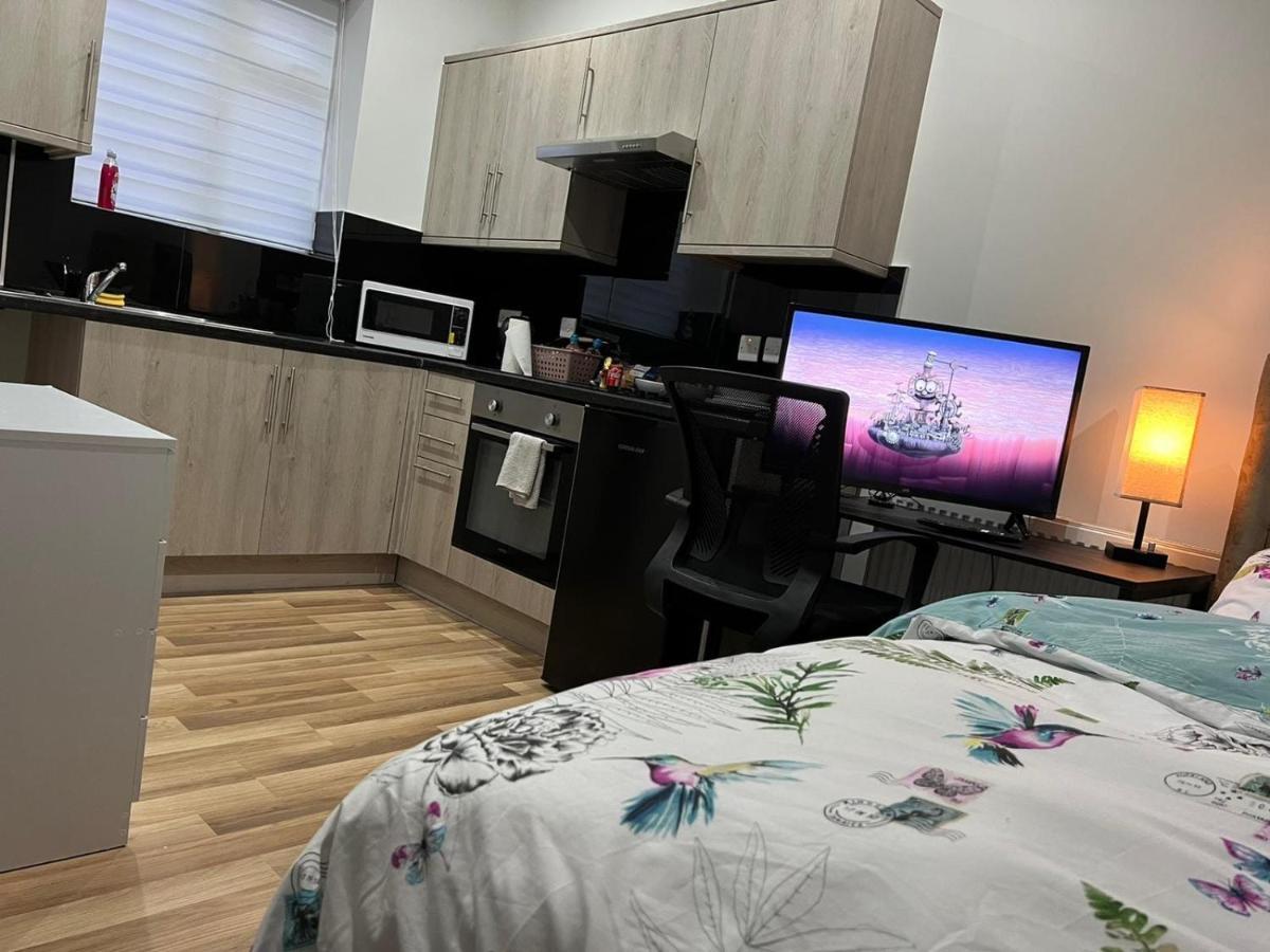 Mia Residence - Entire Studio Apartment - City View - London - Next To Ealing Broadway Station Экстерьер фото
